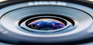 Obiektyw-kamery-samochodowej