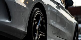 Tyl-luksusowego-samochodu