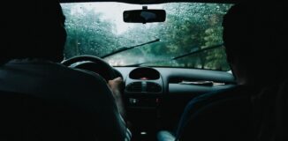 Para-jadaca-samochodem-w-deszczu