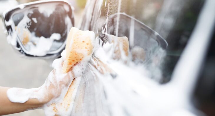 Czy na myjni ręcznej można porysować lakier samochodu?